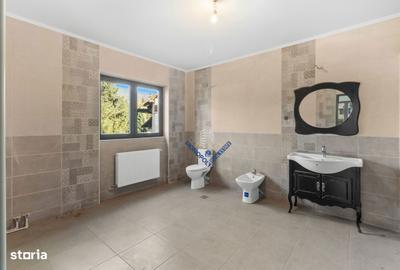 Casă cu 6 camere cu Teren 3677 Mp în Central