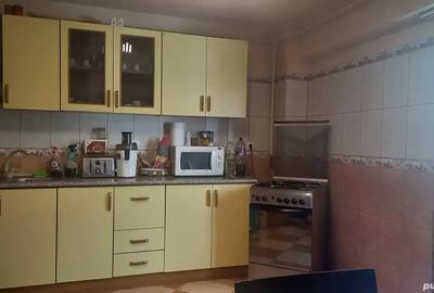 Vand apartament cu 3 camere in Targovi?te,Calea Bucuresti Targovi?te,Tel: