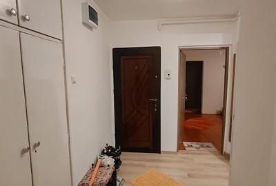 Apartament 4 camere, 2 bai. Blocul este din 1986 parter strada Soldat Croitoru V - 10