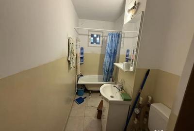 Apartament cu 3 camere semidecomandat în Km 4 - 4