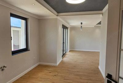 Casă cu 5 camere cu Teren 450 Mp în Dumbrăvița