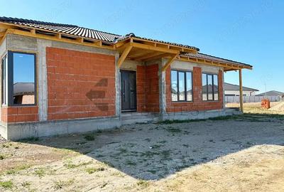 Casa la rosu cu 4 camere de vanzare in Santandrei Casa la rosu cu 4 camere de vanzare in Santandrei - 1