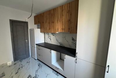 Decomandat, bucatarie inchisa. Curte. La asfalt. - 2