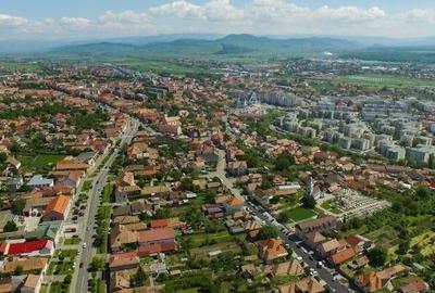 Teren intravilan, pe 5.800 mp, cu vedere frumoasa,in localitatea Reghin. - 1