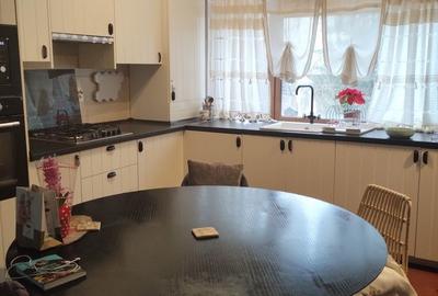 Casă cu 4 camere în 1 Decembrie - 2