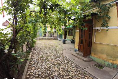 Casă cu 3 camere cu Teren 1350 Mp în Central - 1