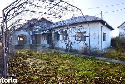 Casă cu 8 camere cu Teren 1038 Mp în Lucieni - 1