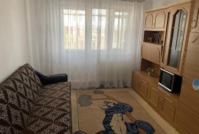 Apartament cu 3 camere semidecomandat, mobilat în Milcov