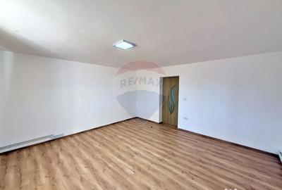 Casă cu 7 camere cu Teren 590 Mp în Macea - 10