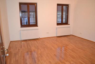 Spațiu comercial, de 42 mp, în Central - 10