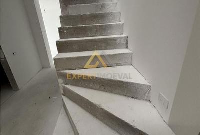 Casă cu Teren 2100 Mp în Central - 2