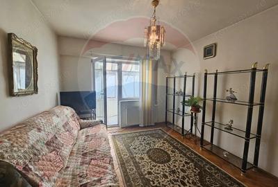 Apartament cu 3 camere semidecomandat în Central
