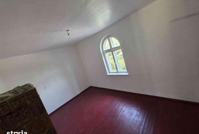 Casă cu 4 camere cu Teren 600 Mp în Central