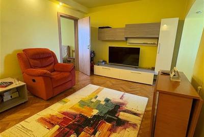 Apartament cu 4 camere semidecomandat în Calea București