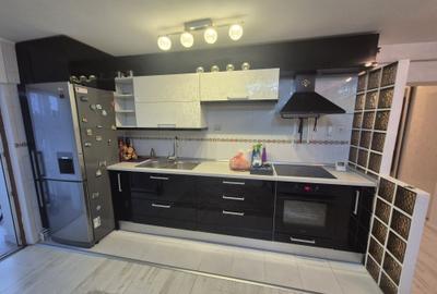 Apartament cu 3 camere decomandat în Micro 3
