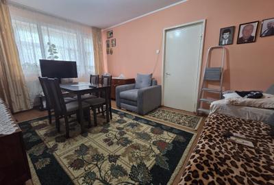 Apartament cu 3 camere semidecomandat în Micro 16