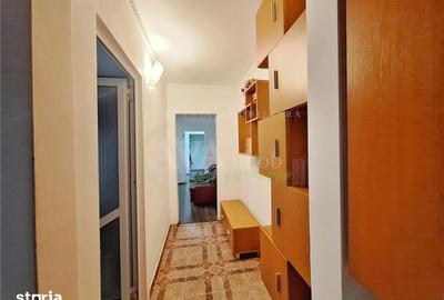 Apartament cu 3 camere semidecomandat în Republicii
