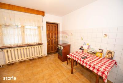 Casă cu 7 camere cu Teren 200 Mp în Central