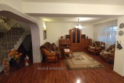 Casă individuală cu 8 camere cu Canalizare în Faleza Nord - 3