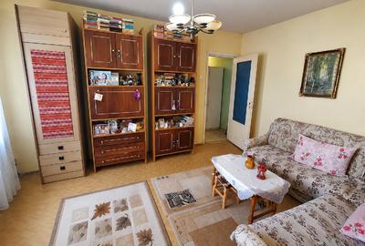 Apartament cu 3 camere semidecomandat, mobilat în Circumvalațiunii - 1