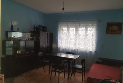 Casă cu 4 camere decomandat în Central