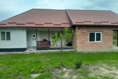 Casă cu 3 camere cu Teren 28 Mp în Solona