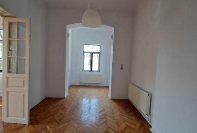 Casă cu 16 camere cu Canalizare în Capitale - 34