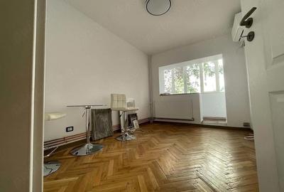 Apartament cu 3 camere semidecomandat în Dorobanți