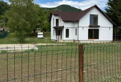 Casă cu 4 camere în Central