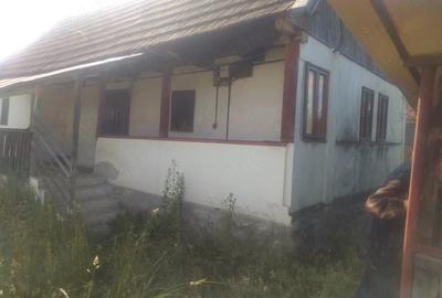 Casă cu 2 camere cu Teren 2748 Mp în Căpruța