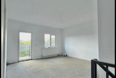 Casă cu 4 camere în Lumina