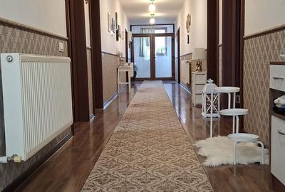 Apartament cu 4 camere decomandat în Central