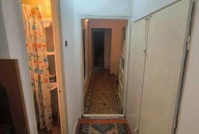Apartament cu 3 camere decomandat în Motru