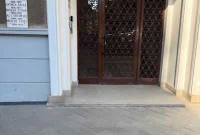Apartament cu 3 camere semidecomandat în Romană