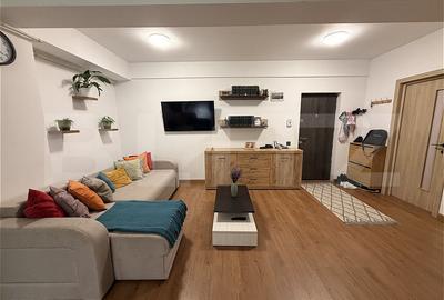 Apartament cu 3 camere semidecomandat, mobilat în Florești