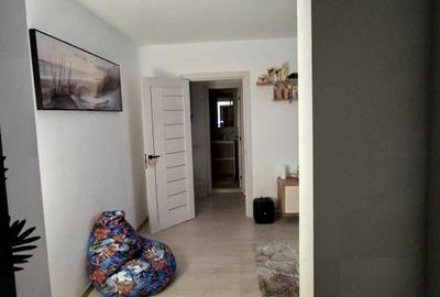 Apartament cu 3 camere semidecomandat în Berceni