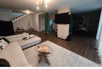 Casă individuală cu 6 camere cu Teren 1040 Mp în Central
