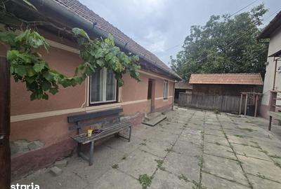 Casă cu 2 camere cu Teren 1275 Mp în Central