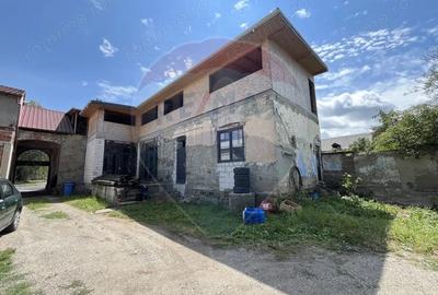 Casă cu 5 camere cu Teren 1141 Mp în Central