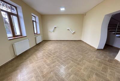 Casă individuală cu 6 camere cu Canalizare în Mehala