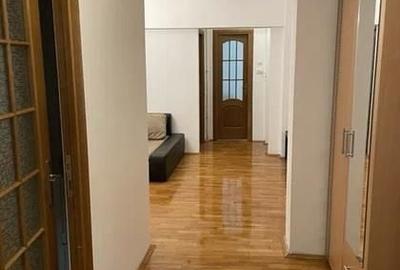 Apartament cu 3 camere semidecomandat în Timpuri Noi