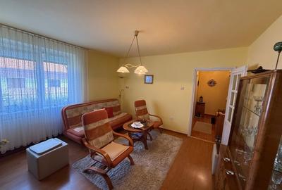 Apartament cu 2 camere semidecomandat, mobilat în Moroasa 1