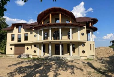 Casă cu 7 camere cu Teren 10000 Mp în Central