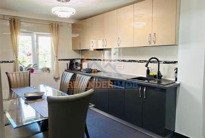 Apartament cu 4 camere decomandat, mobilat în Vitan