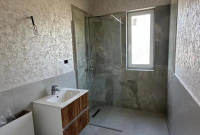 Apartament cu 3 camere decomandat în Plopi