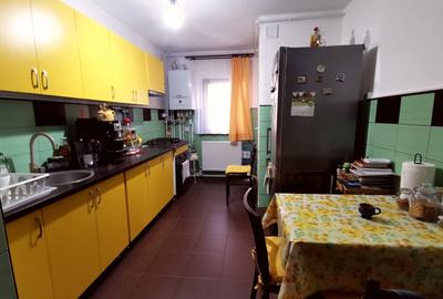 Apartament cu 3 camere decomandat în Piața Centrală