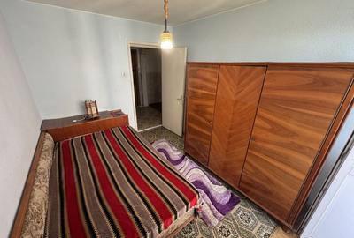 Apartament cu 3 camere decomandat, mobilat în CET - 4