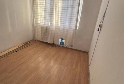 Apartament cu 3 camere semidecomandat în Apărătorii Patriei
