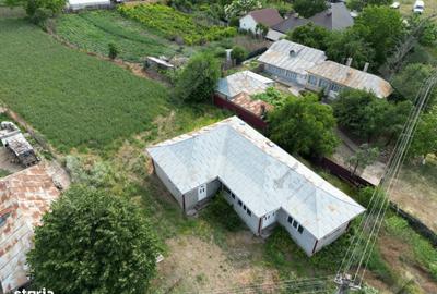 Casă cu 4 camere decomandat în Garoafa