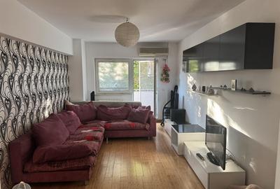 Apartament cu 2 camere semidecomandat, mobilat în Văcăresti